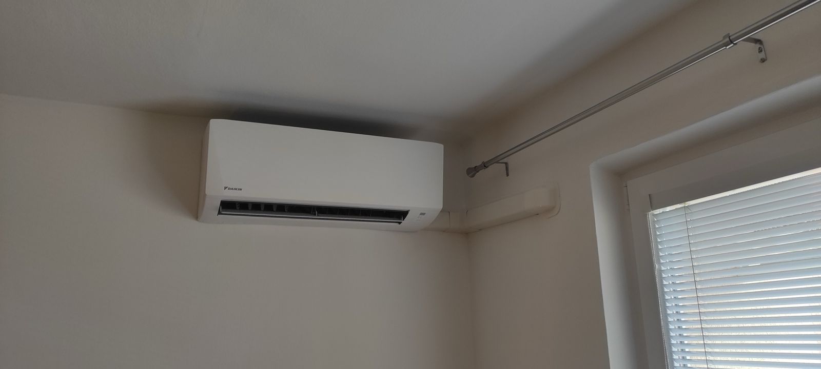 Vnútorná jednotka klimatizácie Daikin nad oknom v interiéri v Nitre
