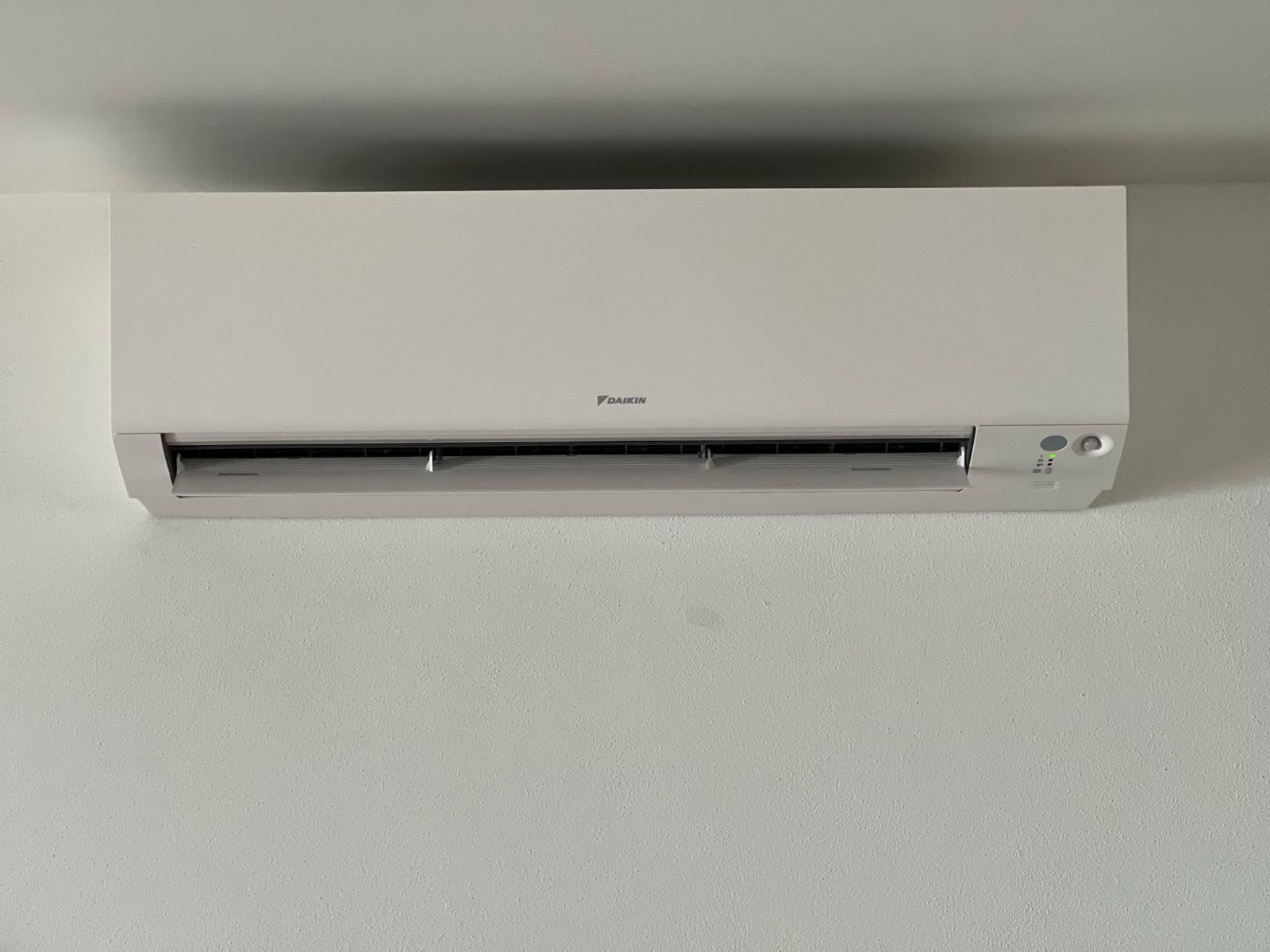 Vnútorná jednotka klimatizácie Daikin v obývacej izbe v Nitre