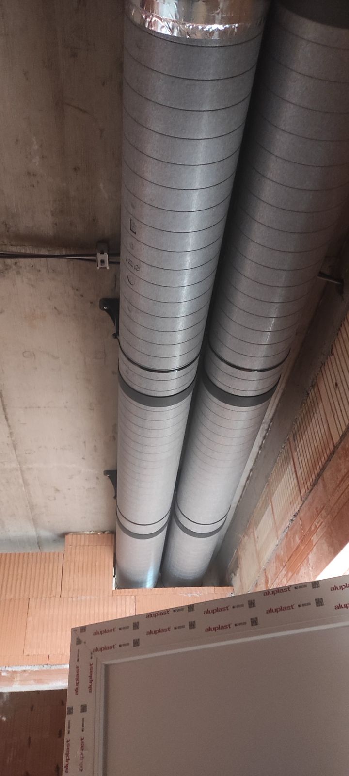 Vzduchotechnické potrubie s tlmičmi hluku vo výrobnej hale v Nitre